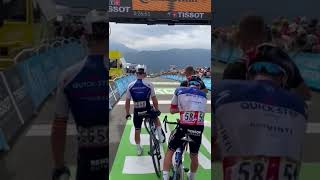 Fabio Jakobsen arriva nel tempo limite per 16 secondi🤯Ad aspettarlo i suoi compagni di squadra!!👏🏽👏🏽