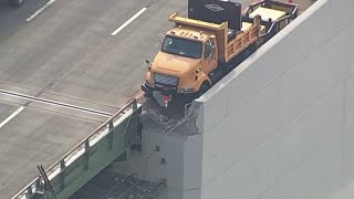 Driver recovered after tractor trailer cab crashes into Delaware River