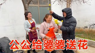 抓住春天的小尾巴，跟婆婆在小院里蒸一筐榆钱馍，公公配着蒜苗吃的津津有味，最幸福事情，莫过于一家人在一起