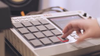 AKAI MPC LIVE II - Boom Bap Beat with Vinyl Sampling