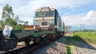 D20E - 010 drew freight train run through the Bau thinh bridge