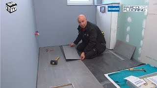 placement de revêtement dans la salle de bain