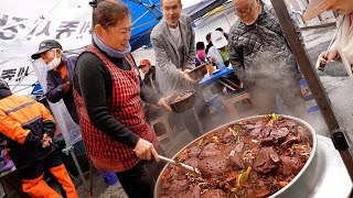 Amazing! Only $3 Ox blood rice soup in Traditional Market. / Korean street food