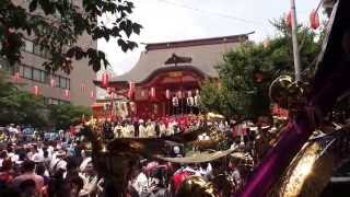 平成２５年 花園神社 例大祭 　境内　集合神輿の蕨手の小鳥 です。