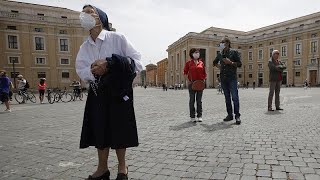 Ιταλία: Άνοιξαν καταστήματα και εκκλησίες