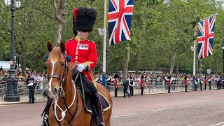 Thousands Cheers as The King Arrives Buckingham Palace in Style