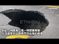 天坑再現！高雄鳳山路面又塌陷2米深大洞　警方急拉封鎖線