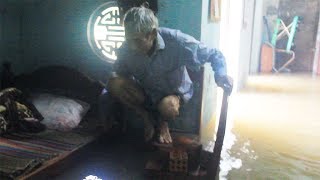 Dân khốn khổ dọn đồ chạy lũ vì nước về bất ngờ ở Quảng Nam