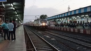 Continuously Honking ED WAP 7 thrashing Vidisha in full speed | 20103 LTT - GKP SF Express