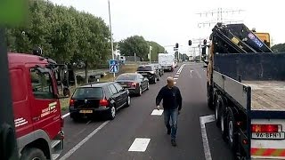 Truckers bekvechten bij stoplicht