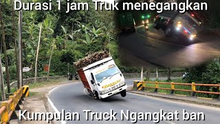 kumpulan truk hampir terguling di tikungan