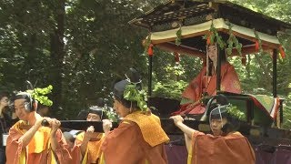 十二単の斎王代まぶしく 古都華やぐ葵祭