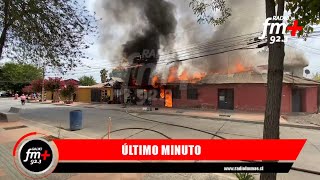 Voraz incendio en #Talca destruye CUATRO viviendas y moviliza a bomberos