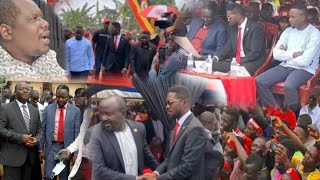 Agakagwawo! Bobi Wine ne Mpuuga beguddeko mukuziika Taata wa nfanfe wa Bobi Wine Hon Nsamba, tosubwa