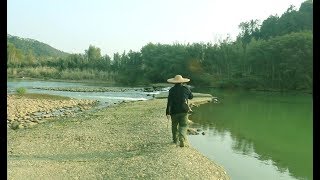 农村老翁河边钓鱼，偶遇王八出巡，刀光见影下上演了一出极乐之宴