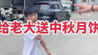 给老大送中秋月饼.把他奶奶也一起带过去看大孙子. 隔代亲 日常vlog 我的抖音生活日记