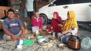 Kumpul Didepan Rumah mahmud makan bersama besan emak