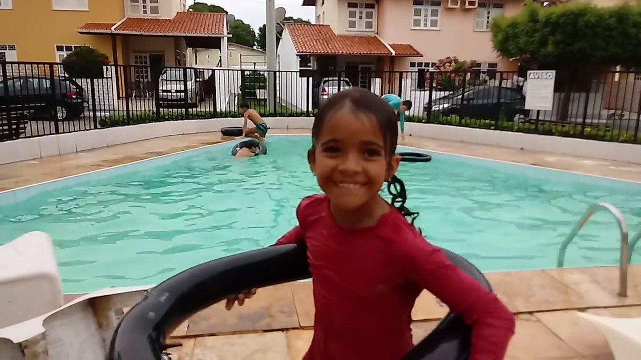 Brincadeiras Na Piscina Youtube