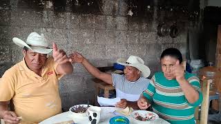 HUEVOS  ESTRELLADOS  FRIJOLES  Y UN CHILE Y DANDO LOS SALUDOS DEL DIA