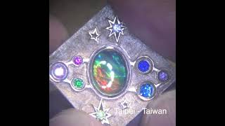 學員的斑彩石與小鑽鑲嵌  Ammolite and colorful planets decoration by student. / STONE SETTING