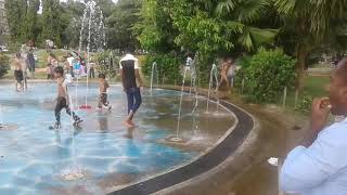 Kids playing and enjoy at Viharamahadevi Park Sri Lanka