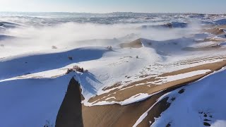 砂漠に広がる雪と霧の奇観　甘粛省酒泉市