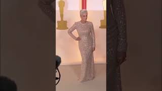 Jamie Lee Curtis matches the champagne carpet beautifully! #oscars #redcarpet