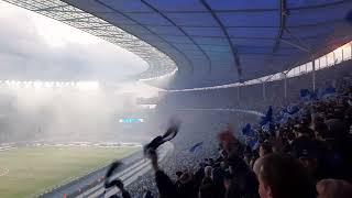 Hertha-Fans feiern das 1:1-Tor gegen Union im Derby im Olympiastadion 09.04.2022