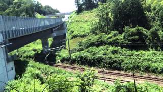 2014_07_08三島市　伊豆縦貫道路と在来線[自動車道路と鉄道の立体交差].wmv