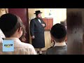 tosh rabbi talking to yiddish nachas kids