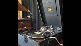 Patti Page（パティ・ペイジ）♪Doggie In The Window♪ 1952年 78rpm. HMV Model No 102 Gramophone.