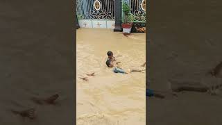Banjir Lagi ll Anak-anak bermain seluncuran di saat banjir #flood #rain #kids #kidsplaying