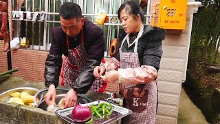 今天吃烤魚，老媽秘製一大盤，配菜比魚還多，一家子吃得好過癮！ 【小小譚】