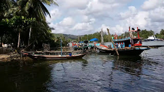 เรือประมงใต้สะพานข้ามปากแม่น้ำหลังสวน จังหวัดชุมพร