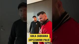 Wojtek Gola rozmawia przed konferencją o paleniu z Japczanem