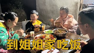 海娃和梅子送侄儿回家，姐夫留吃饭，简简单单的饭菜吃的很开心【梅子加油】