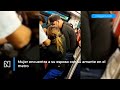 Mujer encuentra a su esposo con su amante en el metro