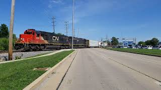 IC 1009/IC 1019 lead CN M337 through Villa Park