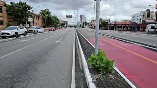 Bicicleta Elétrica BK 500 da Inow na velocidade máxima em uma avenida.