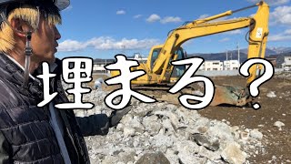 地盤が緩くてダンプが入っていけない？ユンボでガラを移動させる方法とは？