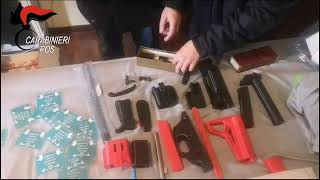 Armi per gli anarchici, carabinieri in casa di un giovane di Pescara