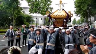 2012年　東京四谷須賀神社例大祭神輿渡御　宮神輿町会渡し