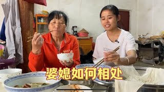 老公外出打工，婆婆放弃工作在家带娃，看看儿媳妇如何对待婆婆