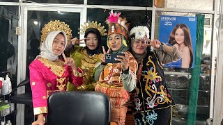 SRIWIKUTIL SEDINO IKI BAKAL NGONTEN NGGO BAJU ADAT KOYOK KARNAVAL HAHHAHA