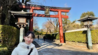 From the University of Tokyo to Nezu Shrine. A woman walks while talking.