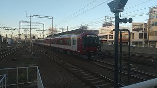 (A更新車連結)近鉄8A系8A02+1233系VE36編成の急行橿原神宮前行きと近鉄1252系VE71+9020系EE22+1252系VE73編成の急行京都行き 新田辺駅