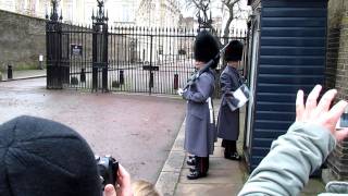 Cambio della Guardia Reale inglese in un ingesso secondario a buckingham palace!