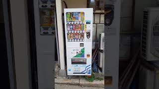 スリムな伊藤園の自動販売機を発見❗(神戸サンダー⚡)