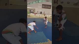 Meus alunos jogando capoeira