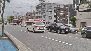 激しくモータサイレンを鳴らして交差点に進入する救急車緊急走行!